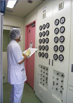 一次ガウニングを着用しての作業